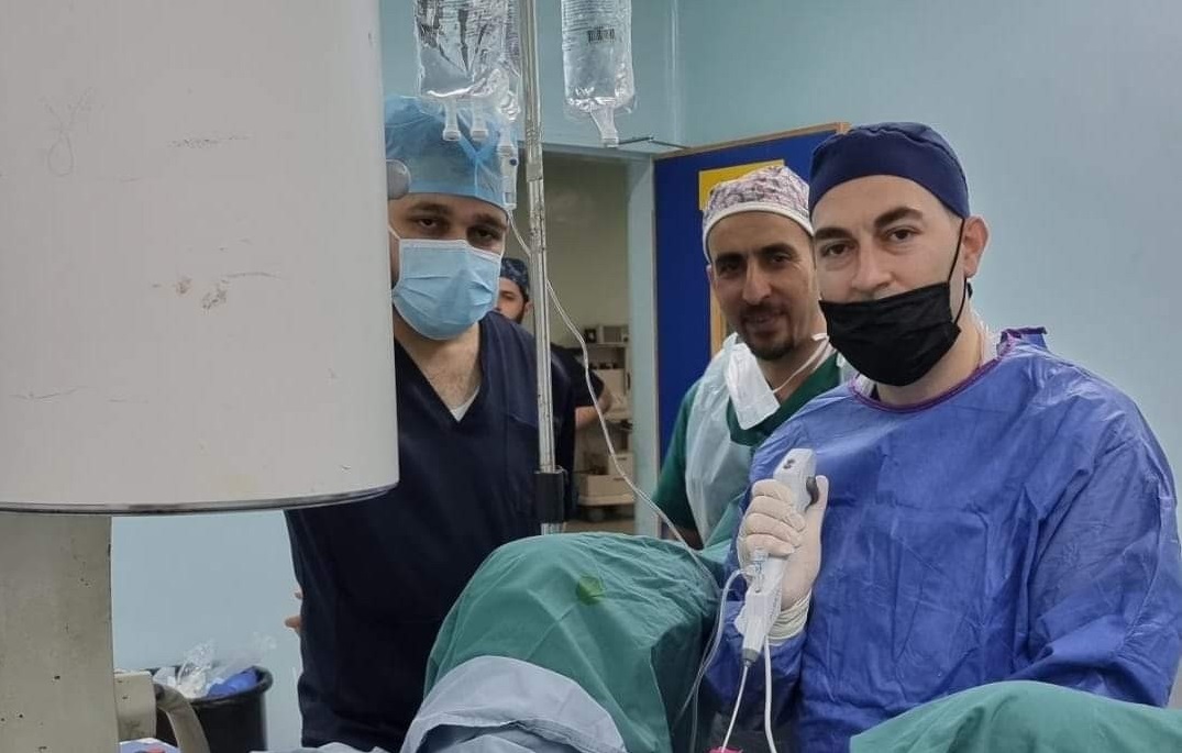 د. صالح أبو عروق الأستاذ المساعد في الكلية وعملية جراحية نوعية لأول مرة في مستشفى الأميرة بسمة