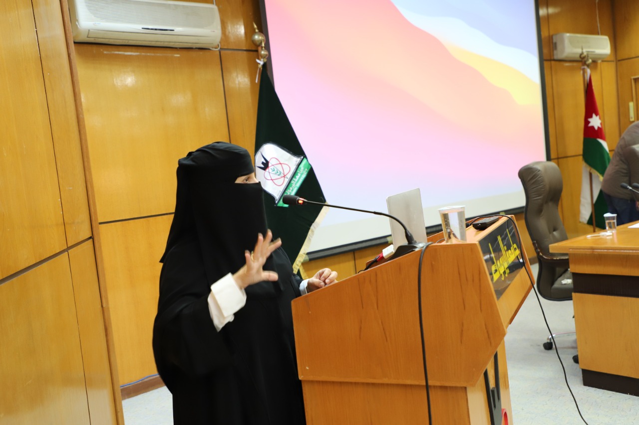 Dr. Muna Al-Shaikh lecturing about medical education in Faculty of Medicine/ YU